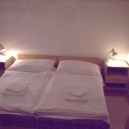 Bed and Breakfast Corvin Panzio Győr Esterno foto