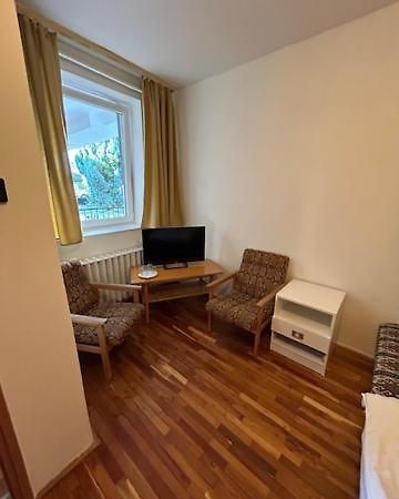 Bed and Breakfast Corvin Panzio Győr Esterno foto