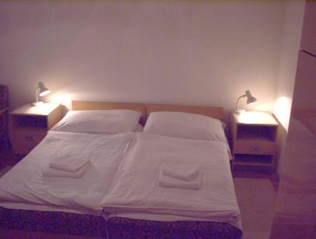 Bed and Breakfast Corvin Panzio Győr Esterno foto